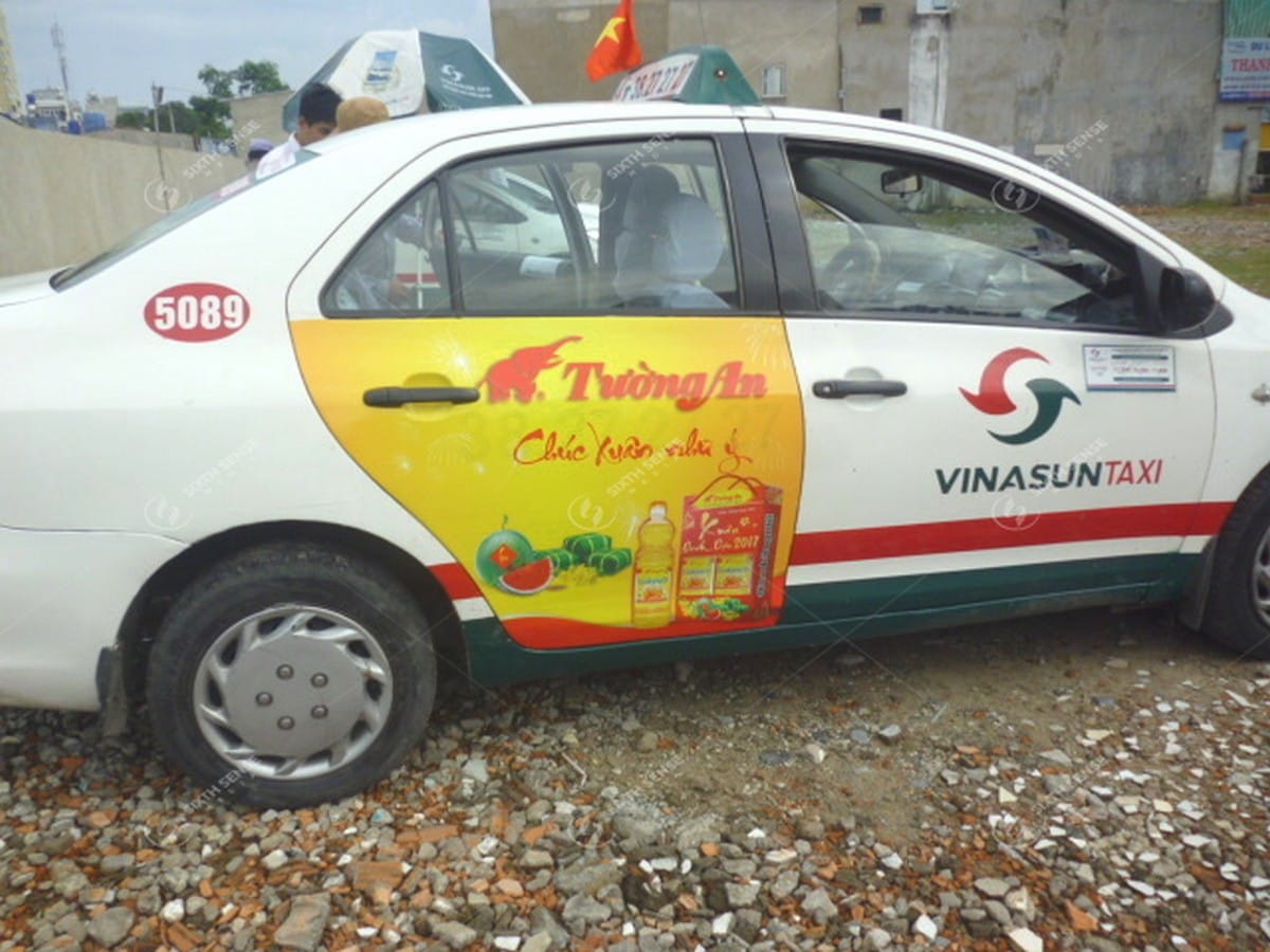 Quảng cáo Dầu ăn Tường An trên cửa xe taxi Vinasun tại TPHCM
