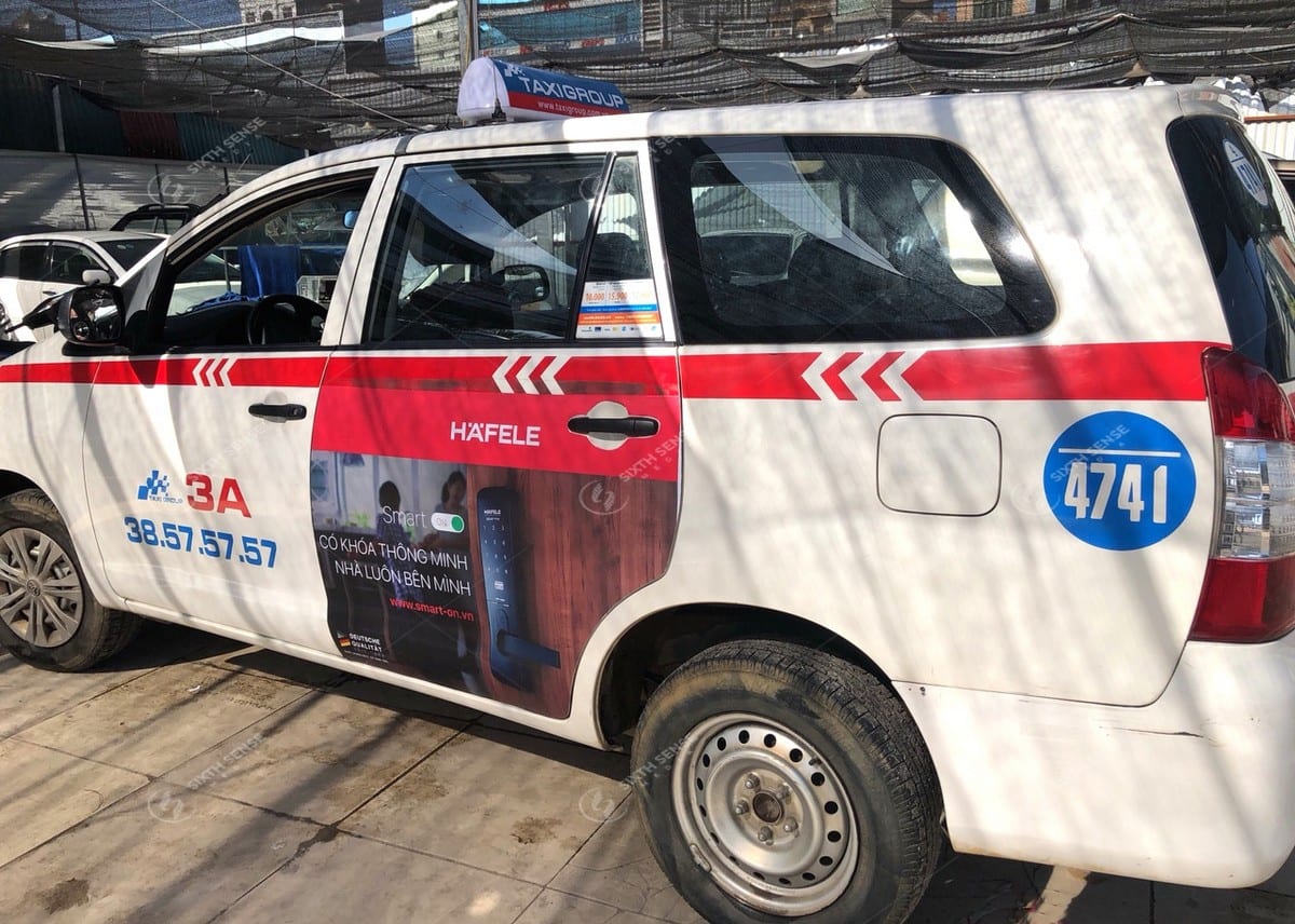 Khóa cửa thông minh Hafele quảng cáo trên xe taxi Group