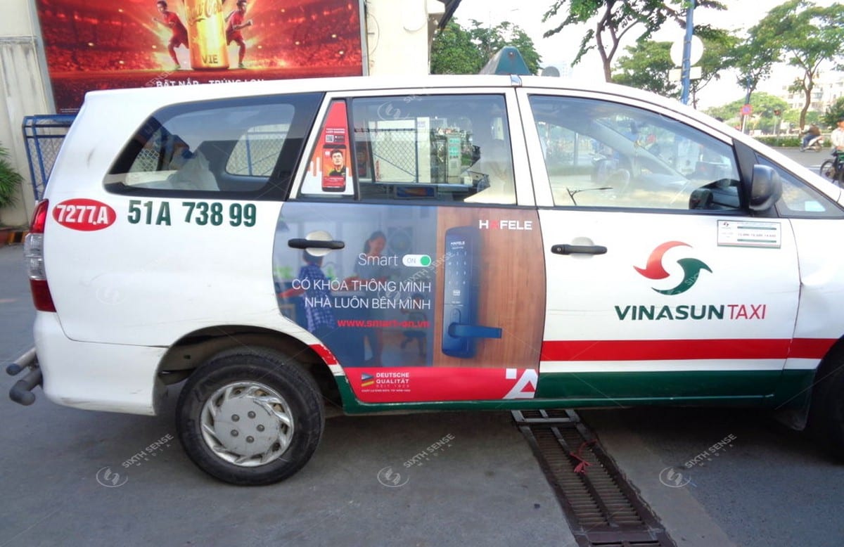Khóa cửa thông minh Hafele quảng cáo trên xe taxi Vinasun