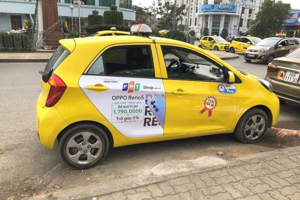 FPT Shop quảng cáo điện thoại Oppo Reno5 trên xe taxi Vàng Nam Định