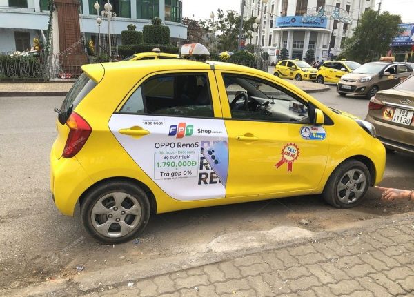 FPT Shop quảng cáo điện thoại Oppo Reno5 trên xe taxi tại 9 tỉnh thành