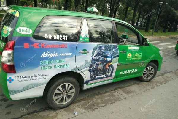 Quảng cáo trên xe taxi Mai Linh cho xe Ninja 400 Kawasaki
