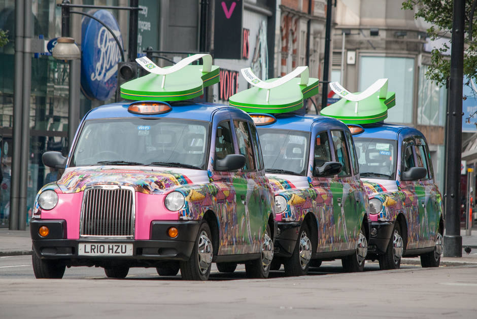 “Siêu dép” HAVAIANAS xuất hiện ấn tượng tại London bằng quảng cáo taxi