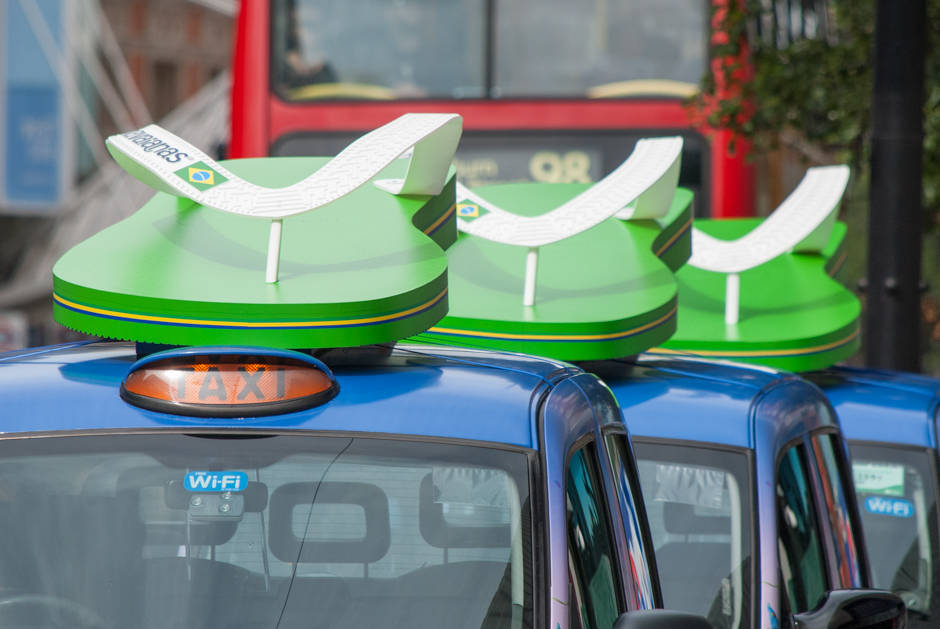 “Siêu dép” HAVAIANAS xuất hiện ấn tượng tại London bằng quảng cáo taxi