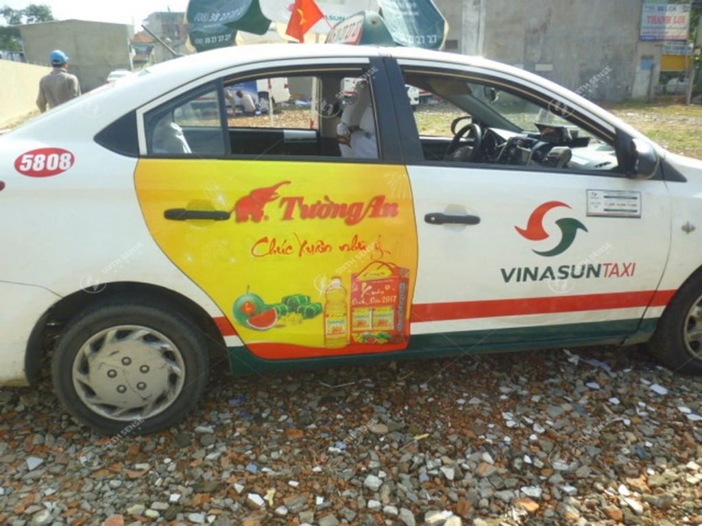Quảng cáo Dầu ăn Tường An trên cửa xe taxi Vinasun tại TPHCM