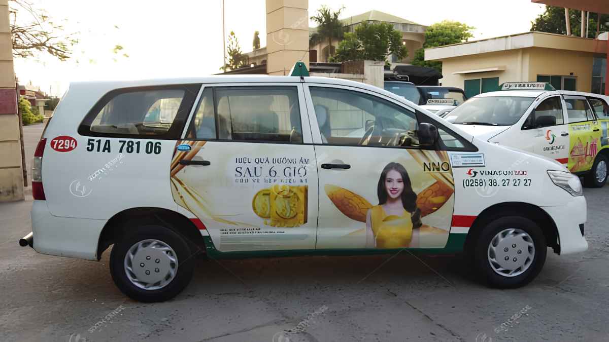 Màu sắc nổi bật và thông điệp súc tích giúp quảng cáo dễ ghi nhớ khi xe lưu thông