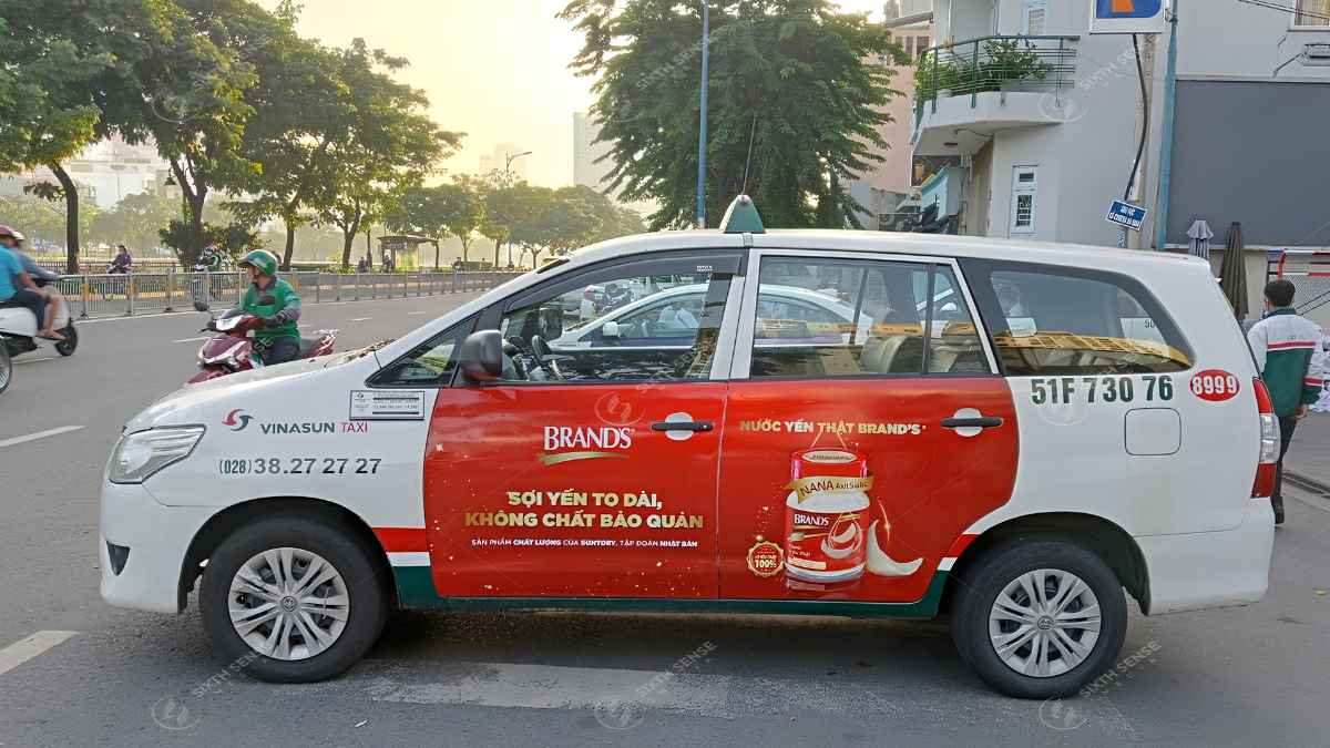 Decal bốn cánh cửa với màu sắc nổi bật giúp Nước yến thật Brand’s dễ nhận diện trên phố (Nguồn: Dự án SSM)