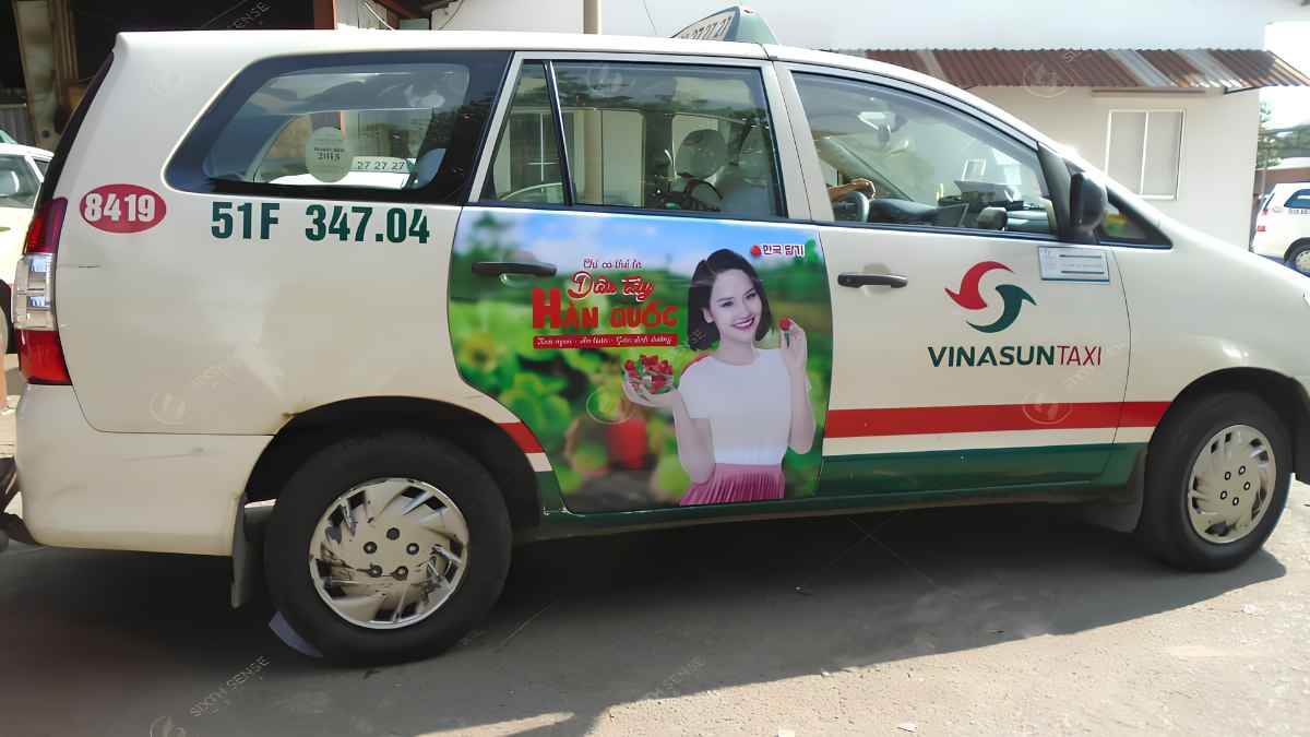 Logo và thông điệp thương hiệu di chuyển cùng taxi qua khu dân cư và trung tâm thương mại