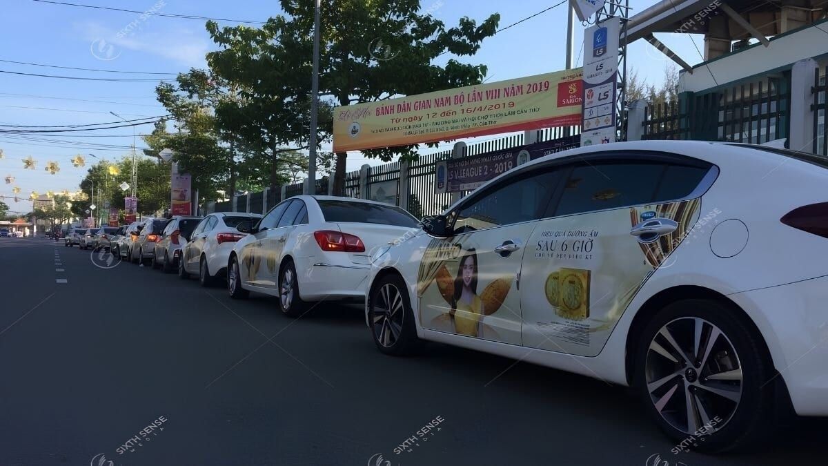 Decal hai cánh cửa giúp thương hiệu nổi bật ở hai bên thân xe (Nguồn: SSM)