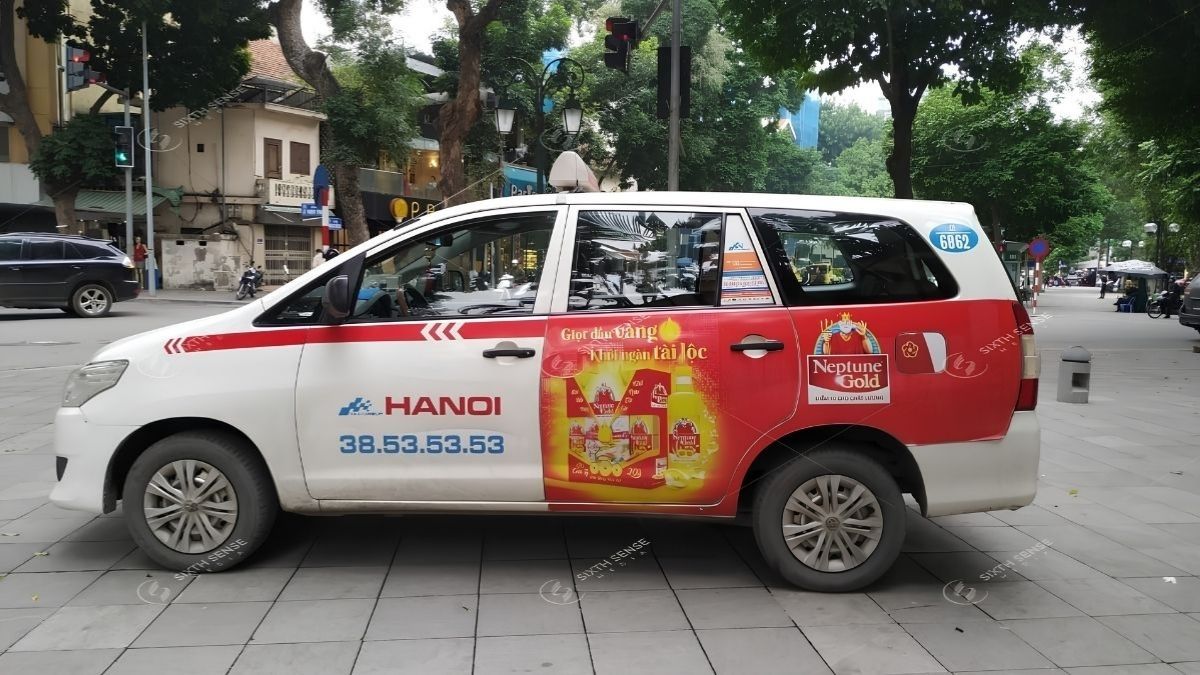 Decal phủ cánh cửa sau và đuôi xe giúp tăng diện tích hiển thị thương hiệu (Nguồn: SSM)