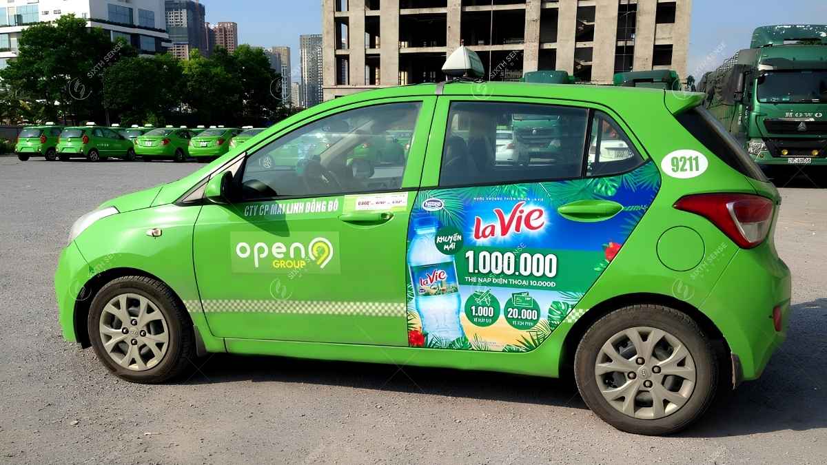 Chiến dịch Lavie trên taxi Open99 nổi bật với hình thức decal phủ thân xe và nhận diện thương hiệu rõ ràng (Nguồn: Dự án SSM)