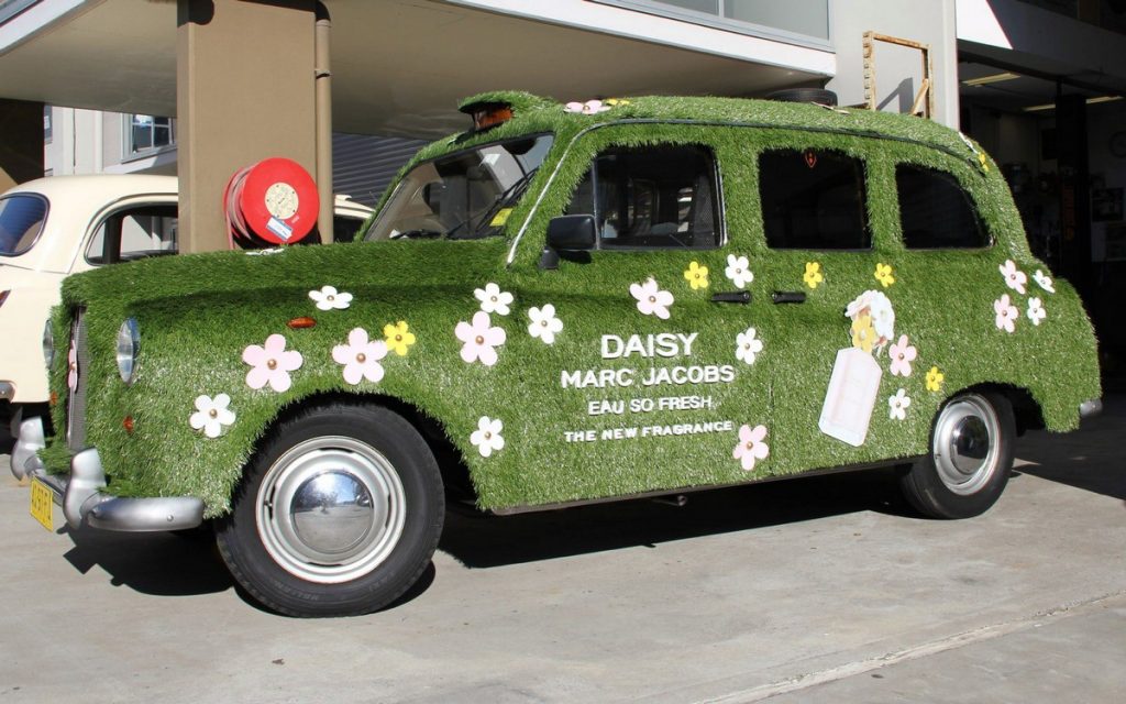 Marc Jacobs phủ xanh taxi để tạo ra quảng cáo siêu ấn tượng