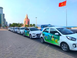 Hàng loạt xe ô tô chuẩn bị để chạy roadshow