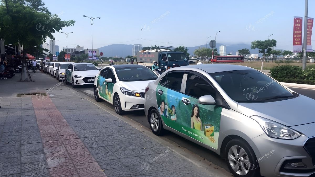 Chất liệu decal và yêu cầu thi công ảnh hưởng đến độ bền, thẩm mỹ và chi phí quảng cáo. (Nguồn: Dự án SSM)