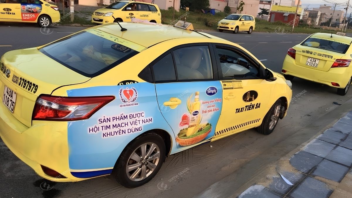 Mỗi hãng taxi có mức giá quảng cáo taxi khác nhau tùy phương tiện và phạm vi hoạt động. (Nguồn: Dự án SSM)