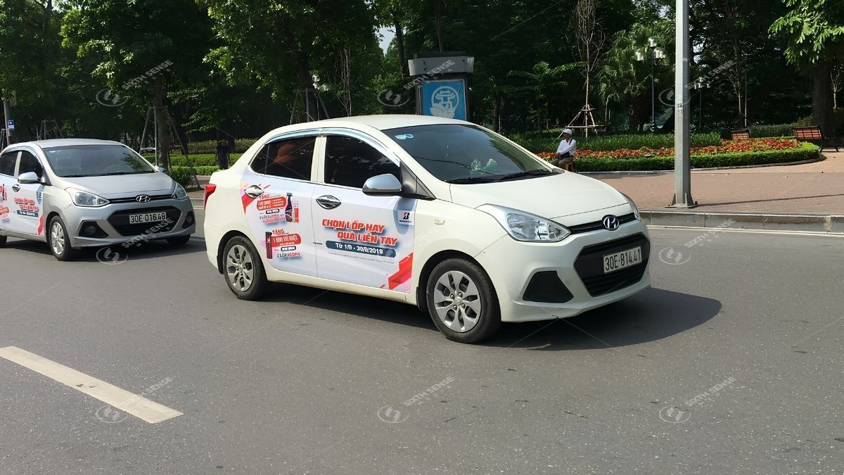 Quảng cáo trên taxi giúp thương hiệu tăng tần suất xuất hiện ngoài đường. (Nguồn: Dự án SSM)