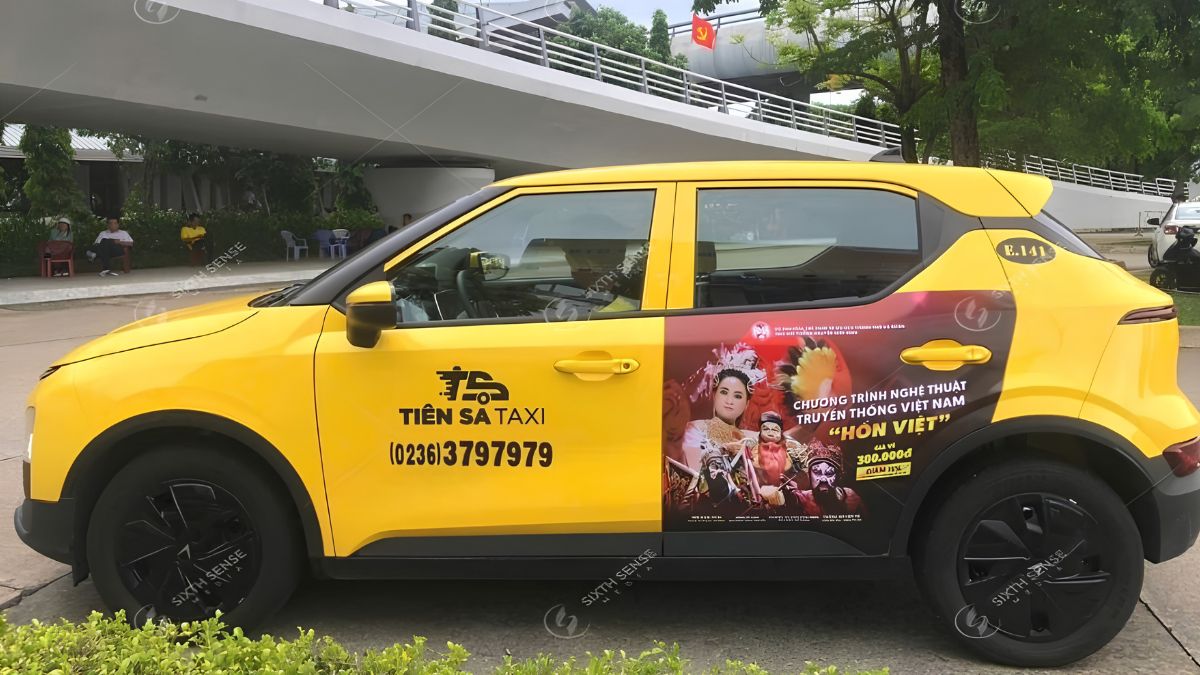 Mẫu taxi quảng cáo kết hợp màu sắc và hình ảnh tạo hiệu ứng trực quan. (Nguồn: Dự án SSM)
