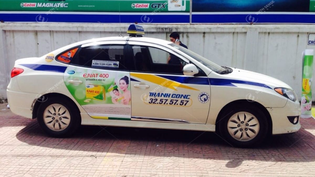 Nội dung ngắn gọn giúp người đi đường dễ nhận diện thương hiệu khi taxi di chuyển. (Nguồn: Dự án SSM)