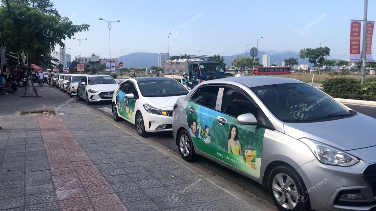 Giá biển quảng cáo taxi gia đình phụ thuộc vào kích thước, chất liệu và hình thức triển khai. (Nguồn: Dự án SSM)