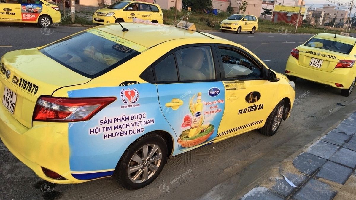 Màu sắc nổi bật giúp quảng cáo taxi gia đình thu hút ánh nhìn. (Nguồn: Dự án SSM)